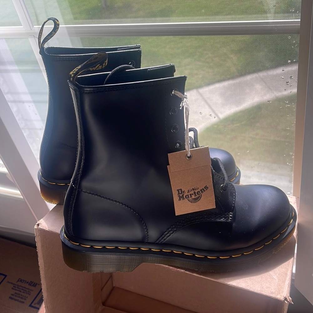 Dr. Martens- 1460 women’s smooth leather lace up boots